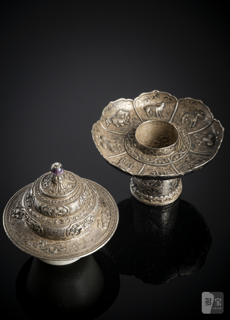 A jade bowl with stand and cover in silver with animals and floral motifs in relief - 图4